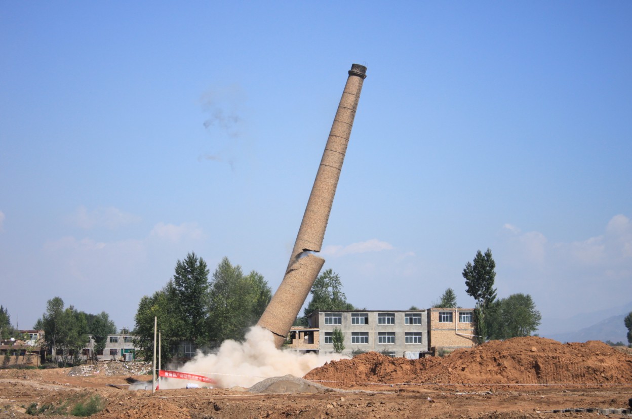 青海物產爆破技術服務有限公司北川工業(yè)園區(qū)49米煙囪拆除爆破圓滿成功